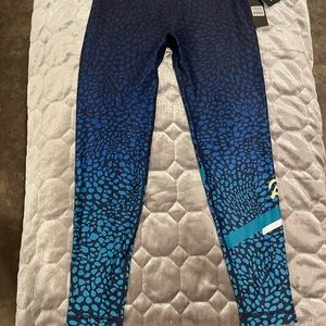 Peloton WITH leggings- NWT- Size XL (wild kite- reversible high waist)